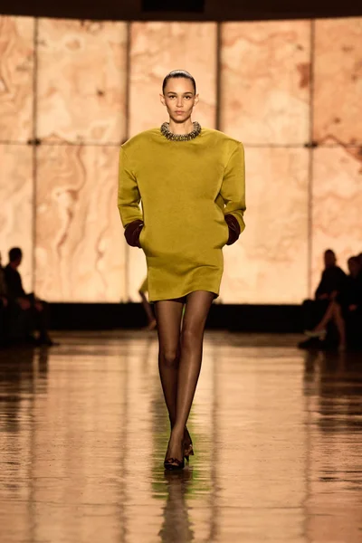 Look 18